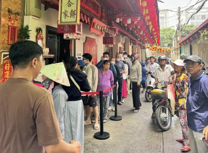 Nghề xếp hàng mua bánh Trung thu