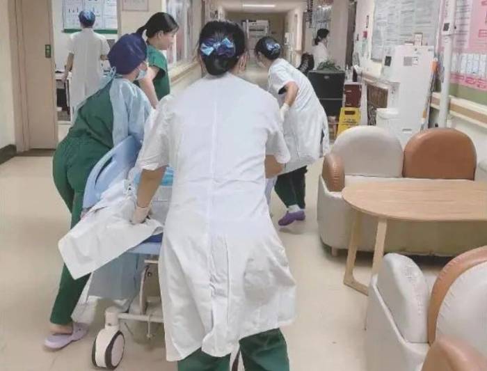 Sinh xong bé thứ nhất, sản phụ được phát hiện vẫn còn một thai nhi thứ hai trong tử cung. Ảnh: Southern Metropolis Daily