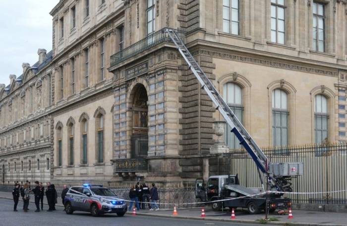 Nhóm trộm dùng xe tải có sàn nâng để đột nhập bảo tàng Louvre sáng 19/10/2025. Ảnh: AFP