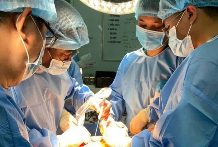 Các bác sĩ Bệnh viện Đa khoa Khu vực Hóc Môn phẫu thuật cho người bệnh. Ảnh: Bệnh viện cung cấp