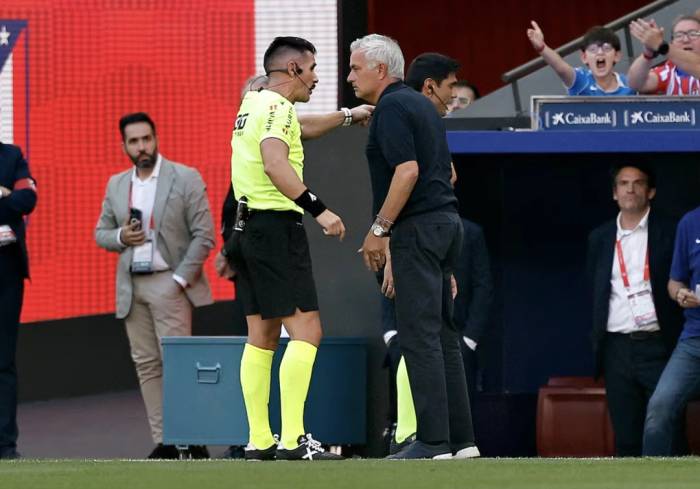 Trọng tài Ortiz Arias (trái) trao đổi với HLV Jose Mourinho trong trận Real Madrid thua Atletico Madrid 0-1 ở vòng bảy La Liga trên sân Metropolitano, Madrid, Tây Ban Nha ngày 20/9/2026. Ảnh: AS