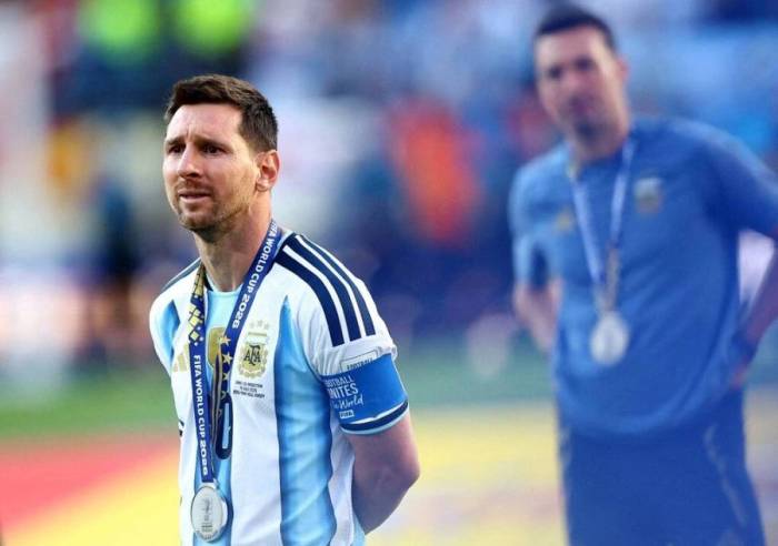 Tiền đạo Argentina Lionel Messi bật khóc, phía sau là HLV Lionel Scaloni sau trận Argentina thua Tây Ban Nha 0-1 ở chung kết World Cup 2026 trên sân MetLife, New Jersey, Mỹ ngày 19/7/2026. Ảnh: AP