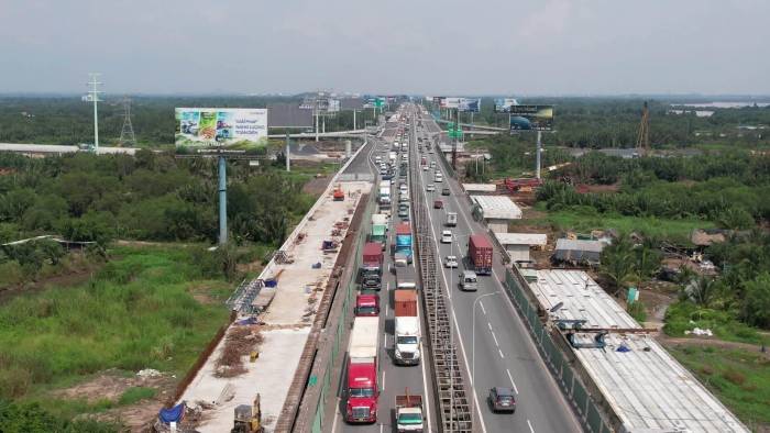 dòng xe ùn tắc kéo dài trên cao tốc chỗ vành đai 3 qua phường Long Trường, TP HCM