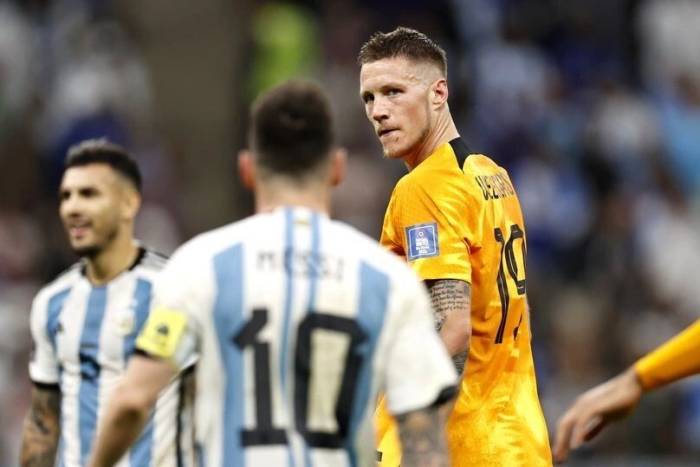 Wout Weghorst (áo cam) hướng ánh nhìn về Lionel Messi (số 10) trong trận Argentina - Hà Lan ở tứ kết World Cup 2022 ngày 9/12/2022 trên sân Lusail, Qatar. Ảnh: AFP