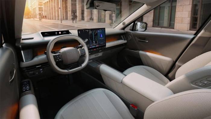 Nội thất trên bản thường, với hệ thống thông tin giải trí Pleos Connect mới của Hyundai. Ảnh: Hyundai