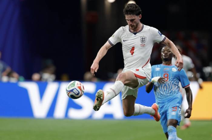 Declan Rice kiểm soát bóng trong trận Anh thắng CHDC Congo 2-1 ở vòng 1/16 World Cup 2026 trên sân Mercedes-BenzAtlanta, Georgia, Mỹ ngày 1/7/2026. Ảnh: AP
