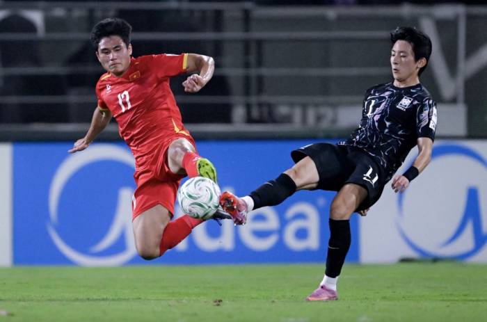 Việt Nam (áo đỏ) hòa Hàn Quốc 2-2, rồi thắng luân lưu 7-6 ở trận tranh HC đồng U23 châu Á 2026, trên sân King Abdullah Sports City, Arab Saudi ngày 23/1/2026. Ảnh: AFC