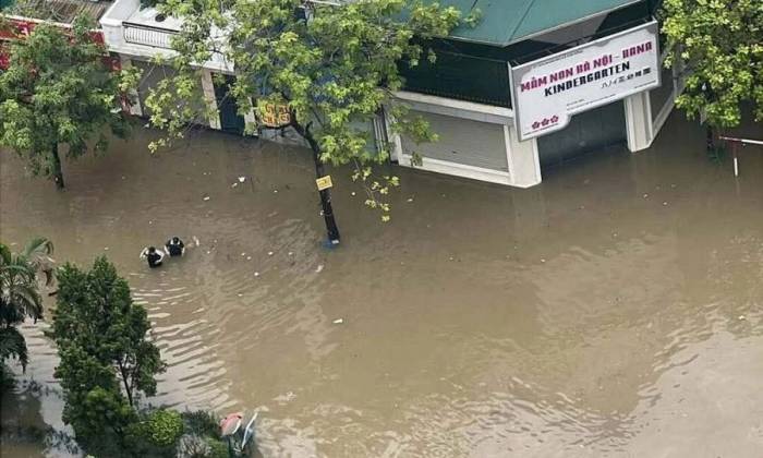Đến 16h ngày 17/9, nhiều nhà trong Khu đô thị Vân Canh vẫn ngập sâu. Ảnh: Hải Yến