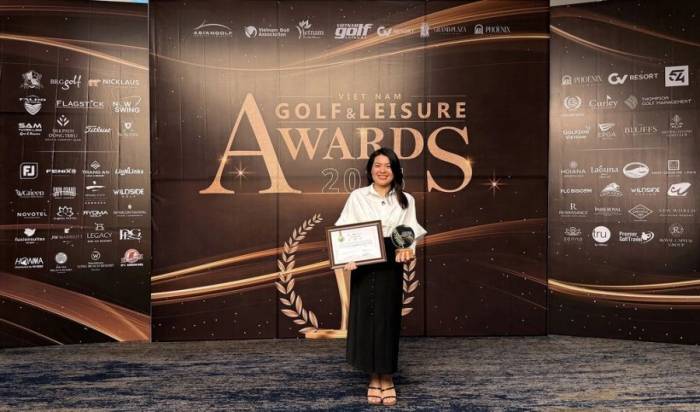 Phó giám đốc Kinh doanh và tiếp thị dịch vụ golf Phan Thị Huyền đại diện nhận giải Best golf resort course. Ảnh: Sam Tuyền Lâm