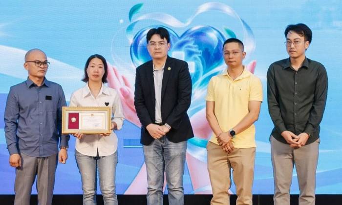 PGS Sơn (giữa) tri ân nghĩa cử cao đẹp của gia đình người hiến tạng. Ảnh: Thái Ngọc