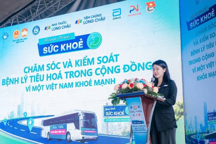 Bà Nguyễn Lê Hoàng Thiên - Phó giám đốc kinh doanh khu vực TP HCM, Hệ thống Nhà thuốc và Tiêm chủng Long Châu phát biểu tại sự kiện. Ảnh: Long Châu