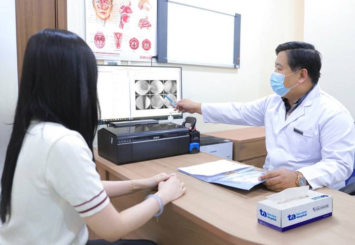Bác sĩ Ngọc đang tư vấn cho một người bệnh. Ảnh: Bệnh viện Đa khoa Tâm Anh