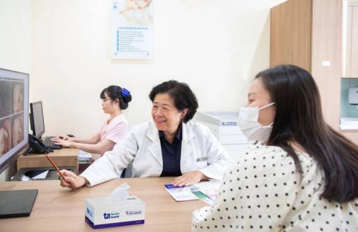 BS.CKII Nguyễn Bá Mỹ Nhi tư vấn cho thai phụ. Ảnh minh họa: Bệnh viện Đa khoa Tâm Anh