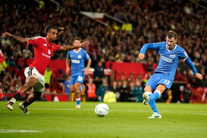 Pascal Gross ghi bàn thứ hai cho Brighton trong trận gặp Man Utd ở vòng ba Cup Liên đoàn Anh tại Old Trafford, Manchester, Anh, ngày 16/9/2026. Ảnh: AP