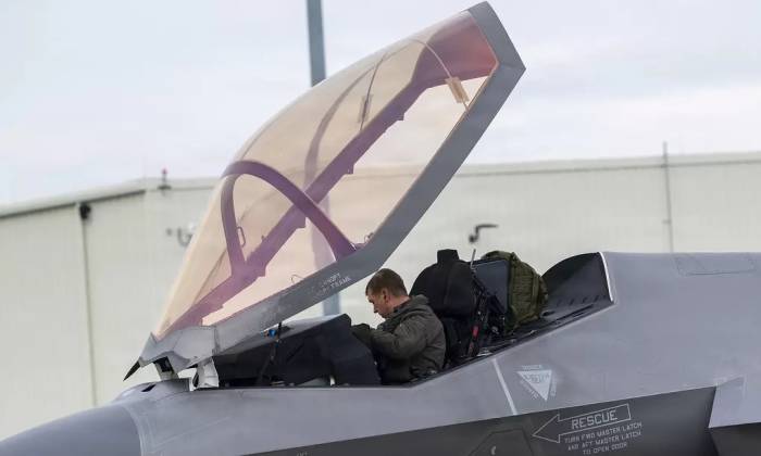 Phi công Mỹ trong buồng lái tiêm kích F-35 tại căn cứ ở bang Massachusetts tháng 12/2025. Ảnh: USAF