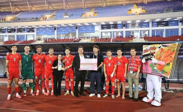 Đại diện Hảo Hảo trao thưởng cho Đội tuyển Việt Nam. Ảnh: Acecook Việt Nam