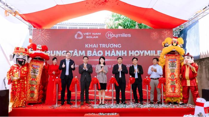 Đại diện Việt Nam Solar và Hoymiles cắt băng khai trương Trung tâm bảo hành Hoymiles tại Cần Thơ. Ảnh: Việt Nam Solar
