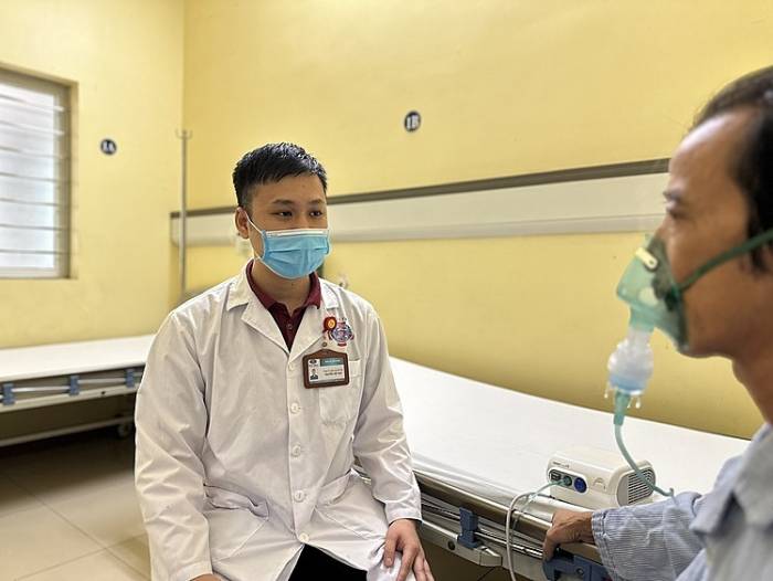 Bác sĩ tư vấn điều trị cho một bệnh nhân ung thư phổi. Ảnh: Thúy Quỳnh