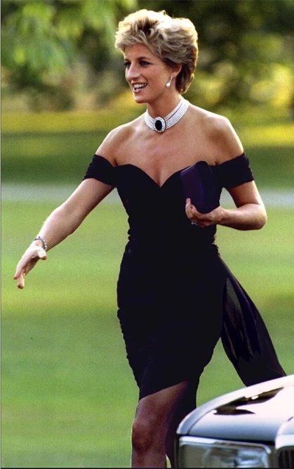 Công nương Diana diện váy của Christina Stambolian tới sự kiện quyên tiền từ thiện năm 1994. Ảnh: Reuters