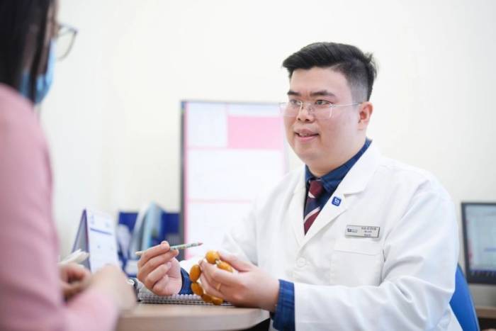 Bác sĩ tư vấn các quá trình dậy thì ở trẻ cho phụ huynh. Ảnh minh họa: Bệnh viện Đa khoa Tâm Anh