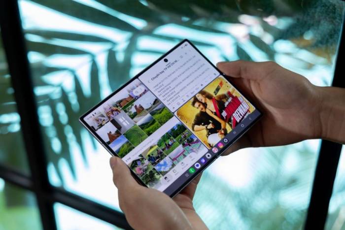 Màn hình mở chạy song song ba ứng dụng trên Galaxy Fold8. Ảnh: Samsung