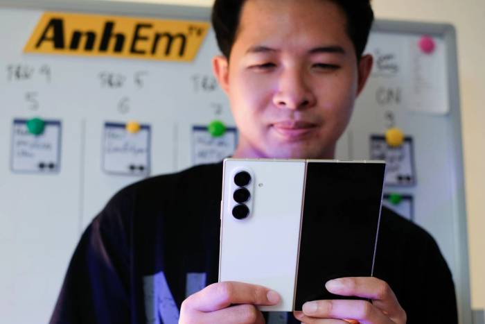Reviewer Đặng Nam Hải Triều sử dụng Galaxy Z Fold8 Ultra như một công cụ hỗ trợ xuyên suốt quá trình sáng tạo nội dung. Ảnh: NVCC