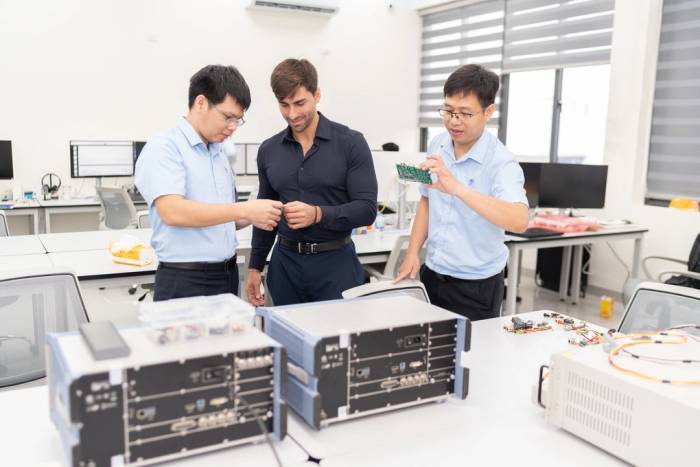 Các nhà khoa học tại Trung tâm Công nghệ không gian Việt - Ý. Ảnh: Phương Thảo