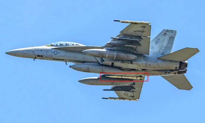 Tên lửa đối không AIM-260 (khoanh đỏ) trên tiêm kích F/A-18F cất cánh từ căn cứ Eglin hôm 13/5. Ảnh: War Zone