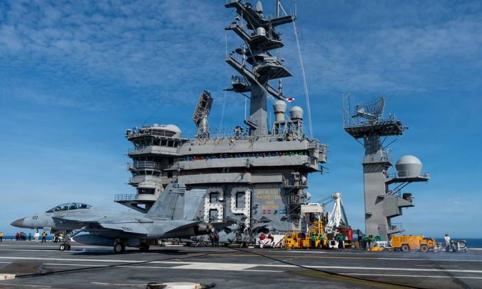 Tiêm kích F/A-18F hạ cánh xuống tàu sân bay USS Dwight D. Eisenhower ngày 6/5. Ảnh: US Navy