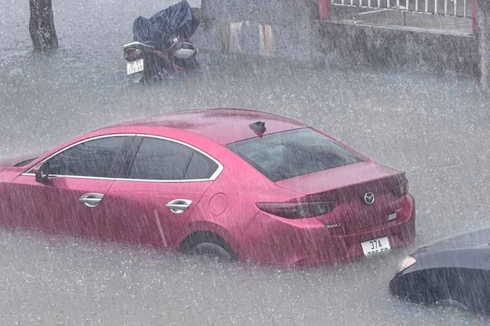 Đường xung quanh chung cư Tecco Bến Thủy ngập quá nửa bánh xe. Ảnh: Hùng Lê