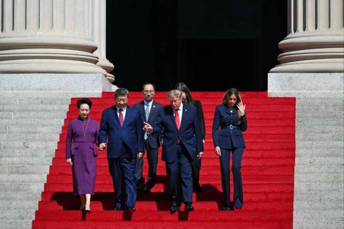 Tổng thống Mỹ Donald Trump, phu nhân Melania Trump cùng Chủ tịch Trung Quốc Tập Cận Bình và phu nhân Bành Lệ Viên bước xuống bậc thang sau chuyến thăm Cơ quan Lưu trữ Quốc gia Mỹ. Ảnh: AFP