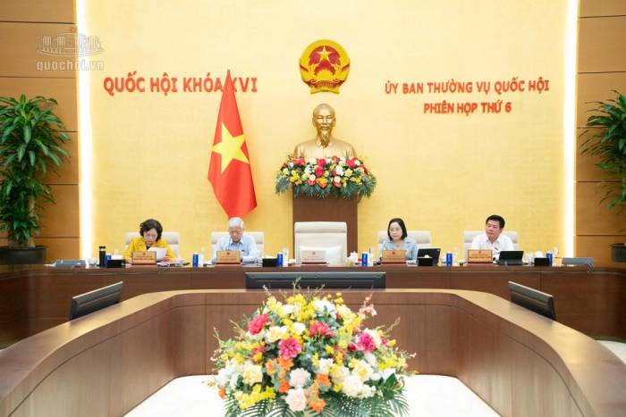 Các thành viên Ủy ban Thường vụ Quốc hội làm việc sáng 21/9. Ảnh: Cổng TTĐT Quốc hội