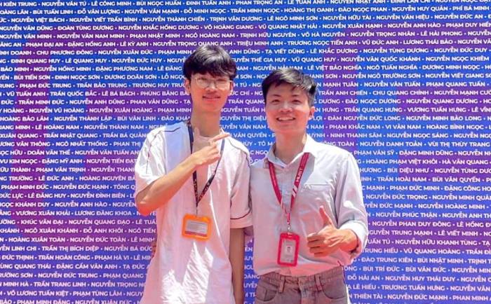 Toàn (phải) và Hải trong đợt bảo vệ tốt nghiệp hồi tháng 7 tại Đại học Bách khoa Hà Nội. Ảnh: Nhân vật cung cấp