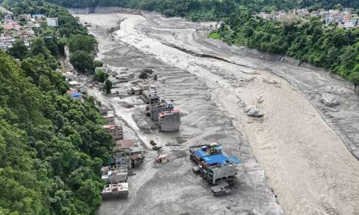 Nhà cửa ngập trong bùn đất tại huyện Nuwakot, Nepal sau trận lũ quét ngày 26/8. Ảnh: AFP