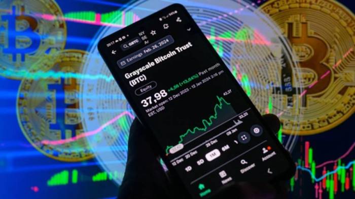 Nhà đầu tư đang theo dõi tài sản trên một sàn giao dịch quốc tế. Ảnh: CNBC