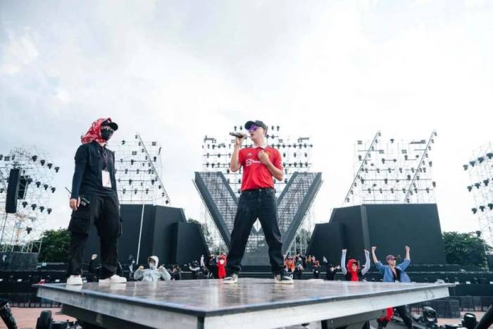 Buổi tập luyện trước ngày diễn ra concert của ca sĩ Hoàng Bách (phải).