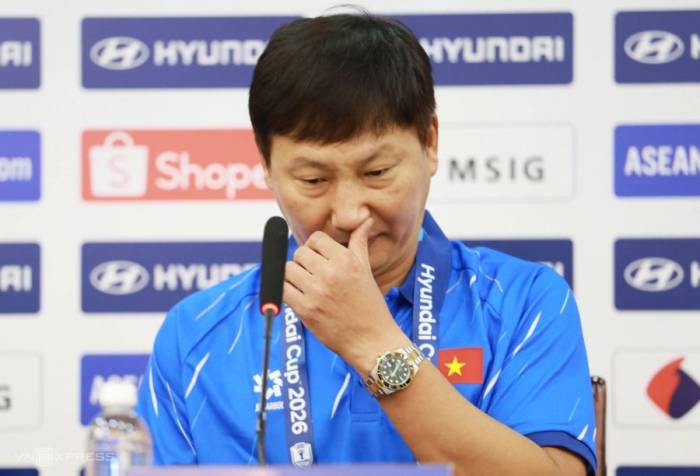 HLV người Hàn Quốc Kim Sang-sik tham dự họp báo trước trận Việt Nam gặp Campuchia ở lượt cuối bảng A ASEAN Cup 2026, tại trụ sở Liên đoàn bóng đá Việt Nam VFF ngày 6/8/2026. Ảnh: Đức Đồng