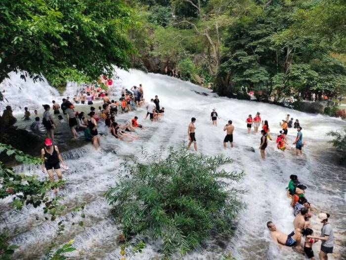 Du khách vui chơi tại thác Tiên Nữ, Lạng Sơn. Ảnh: KDL thác Tiên Nữ