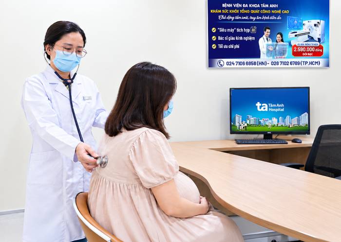 Bác sĩ Khuê khám cho người bệnh ở thời điểm tái khám. Ảnh: Bệnh viện Đa khoa Tâm Anh