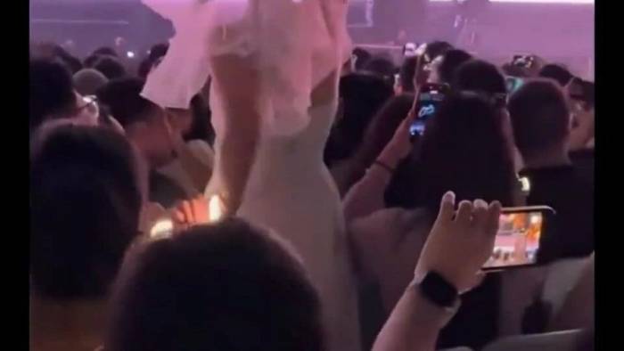 Đôi nam nữ bị phản ứng vì cầu hôn ở liveshow