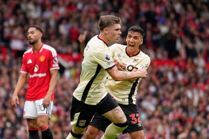 Leif Davis (giữa) ăn mừng cùng Marcelino Nunez (phải) sau khi ghi bàn mở tỷ số cho Ipswich Town trong trận gặp Man Utd tại Ngoại hạng Anh ở Old Trafford, Manchester, Anh, ngày 30/8/2026. Ảnh: AP