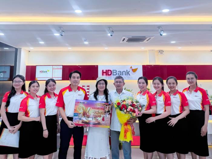 Giải đặc biệt trị giá 16 lượng vàng SJC thuộc về khách hàng Mã Tiếp Ngân, giao dịch tại HDBank Chi nhánh Kiên Giang. Ảnh: HDBank