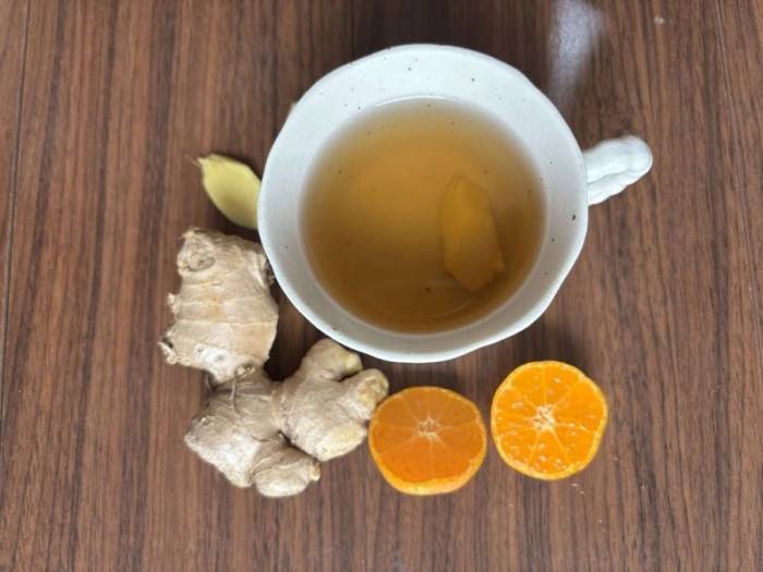 Trà gừng ấm có thể hỗ trợ giảm viêm, làm dịu cổ họng. Ảnh: Anh Chi