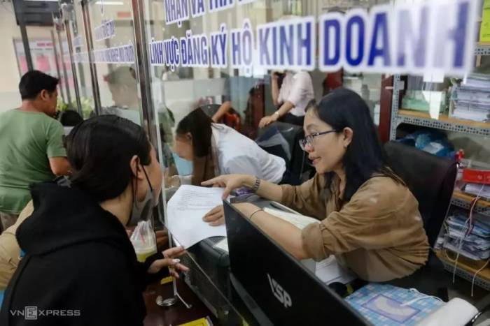 Người dân làm thủ tục đăng ký kinh doanh tại một trung tâm hành chính công. Ảnh: Đình Văn