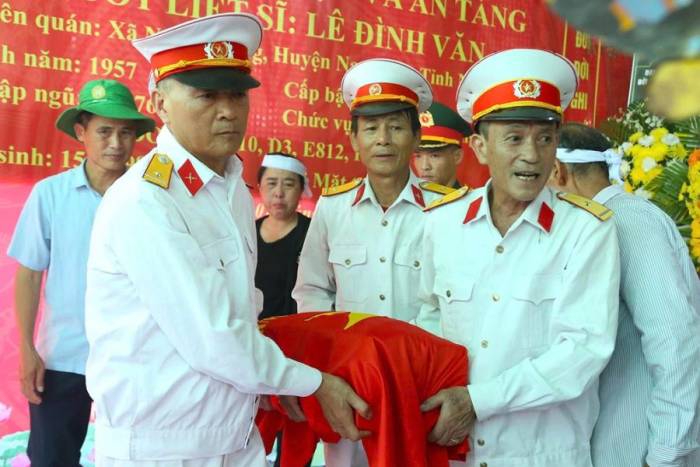 Lễ di quan hài cốt liệt sĩ Lê Đình Văn về nơi an nghỉ cuối cùng. Ảnh: Đức Hùng