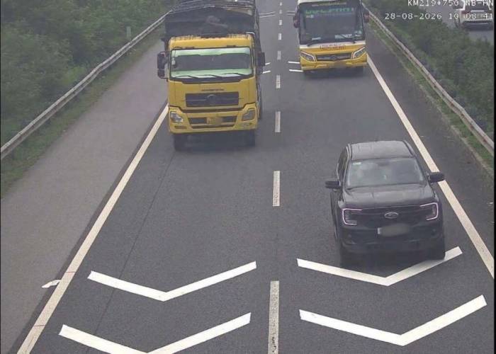 Một trường hợp xe tải không giữ khoảng cách bị phát hiện xử lý hôm 28/8, trên tuyến cao tốc Pháp Vân - Cầu Giẽ - Cao Bồ - Mai Sơn - Quốc lộ 45 - Nghi Sơn. Ảnh: Cục CSGT