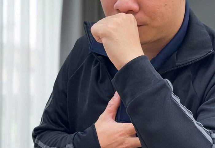 Người mắc các vấn đề hô hấp gây ho có thể ảnh hưởng đến chất lượng giấc ngủ. Ảnh: Dương Anh