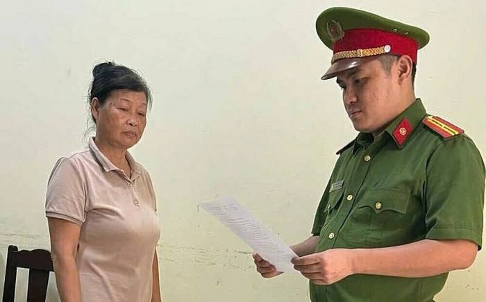 Công an đọc lệnh khởi tố Phạm Thị Tâm. Ảnh: Công an cung cấp