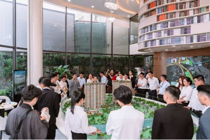 Khách hàng tham quan sa bàn dự án. Ảnh: Khải Hoàn Land