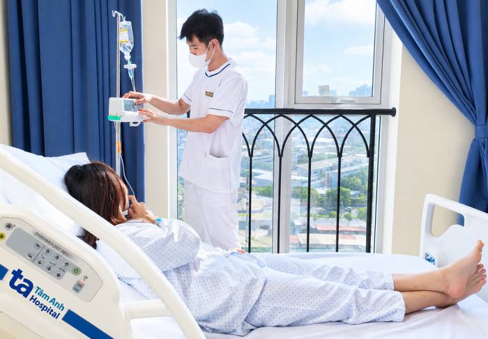 Nhân viên y tế điều chỉnh máy truyền dịch tự động cho Hà. Ảnh: Bệnh viện Đa khoa Tâm Anh